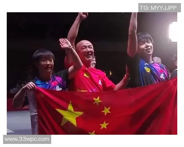 中国男篮队长现场为王楚钦呐喊助威展现团队精神与友谊之情